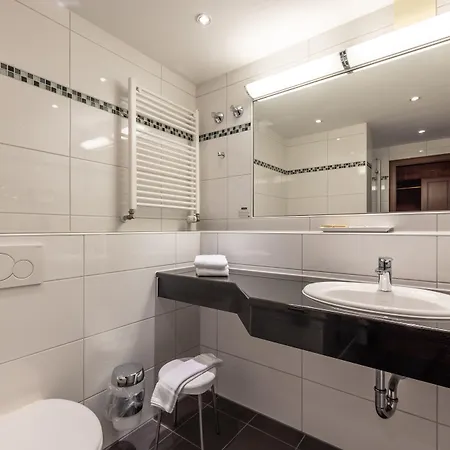 Trip Uebachs Dusseldorf